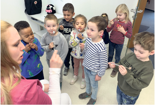 Haunauer Anzeiger - Kindgerecht lernen die Kinder der Kita Wingertstraße die verschiedenen Werkzeuge des Zahnarztes kennen, unter anderem die kleinen Handspiegel und das Eis aus der Dose